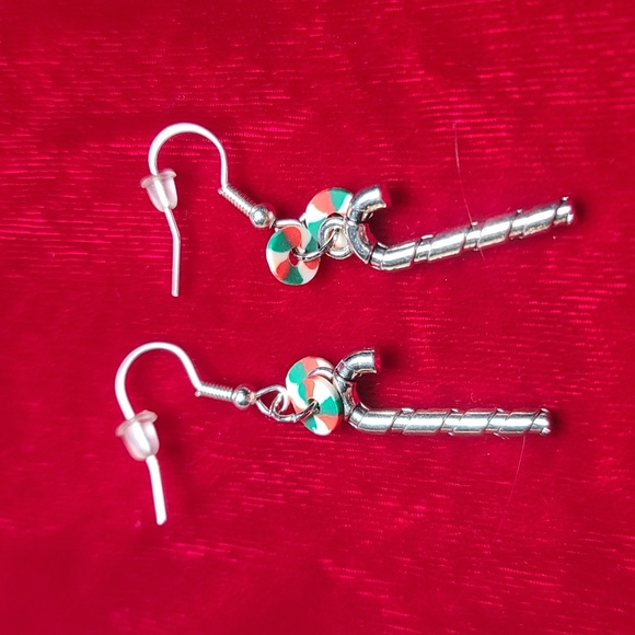 🎄 Candy Cane silvertone dangle earrings; Peppermint Christmas Holiday NWT - Picture 1 of 2
